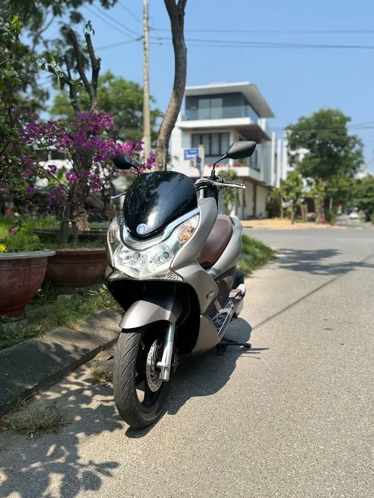Продам Honda PCX 125. Внешне и по состоянию почти как новый. Мягкий и комфортный, первое поколение …