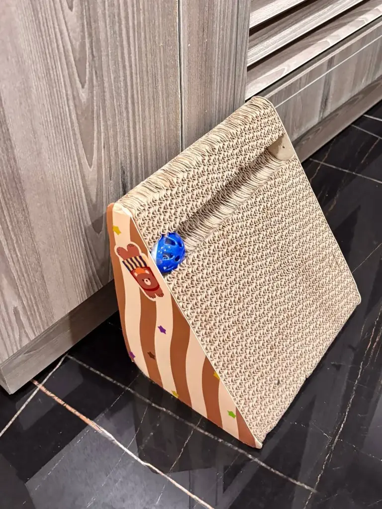 Продам маленькую когтеточку для котика 🐱. Мой котик ноль внимания к когтеточке 😅.