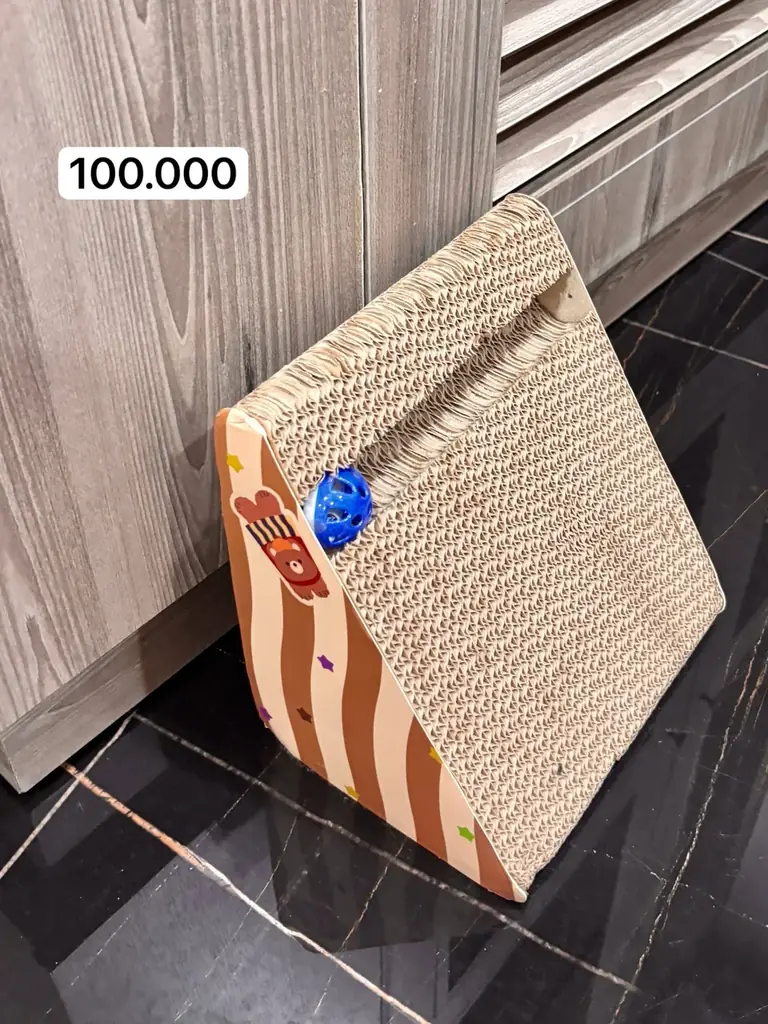 1. Продам маленькую когтеточку для котика 🐱. Мой котик ноль внимания к когтеточке 😅.