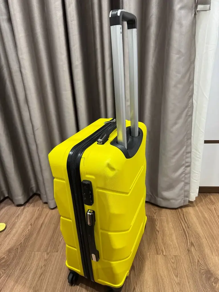 Продам чемодан размер М 400.000 vnd