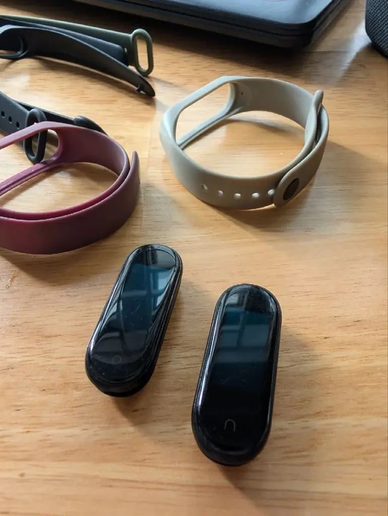 Продаю mi band 4 (2шт)