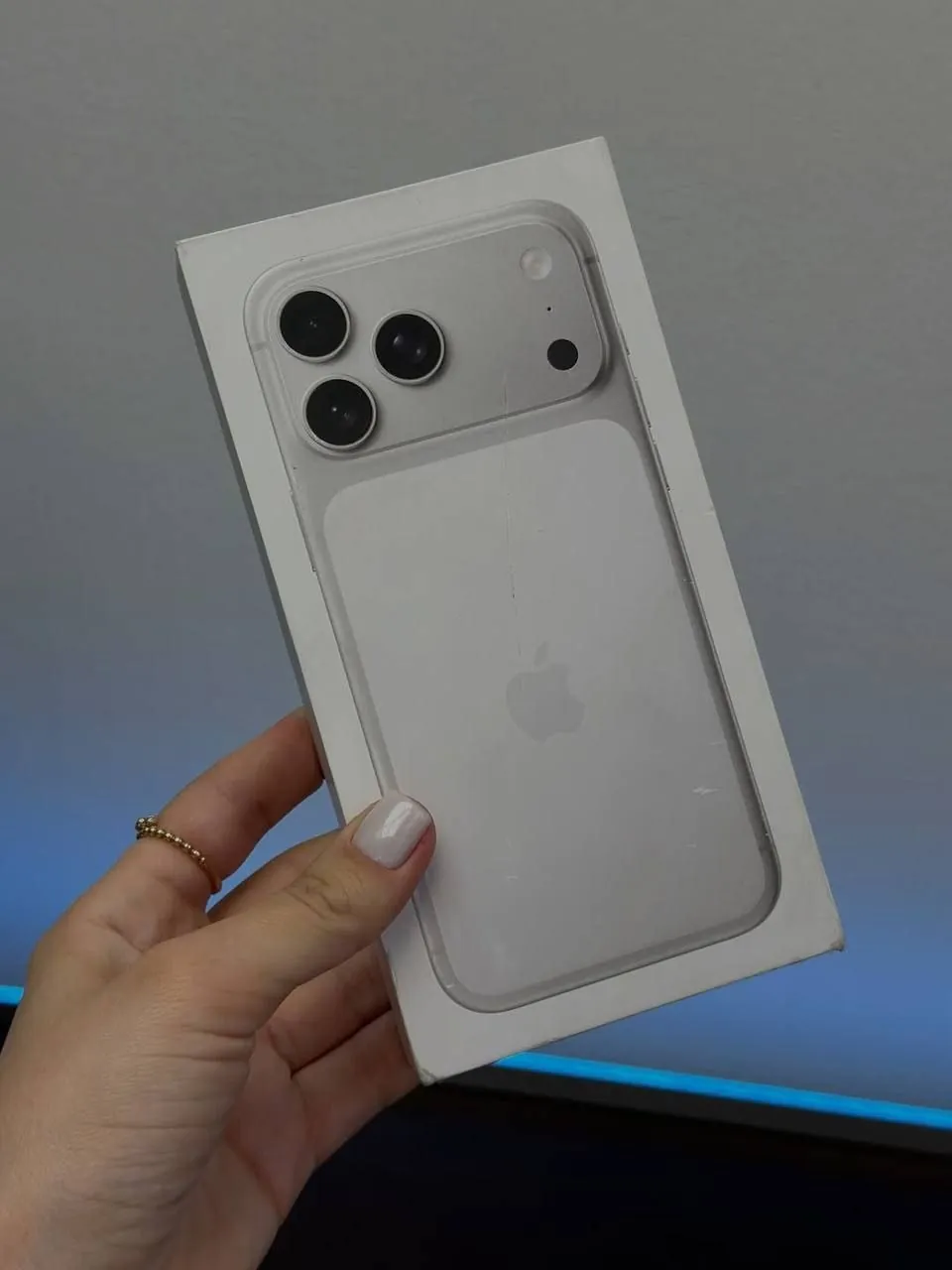 Продам Apple iPhone 17 Pro Max 256ГБ SIM + ESIM (Серебристый|Silver)