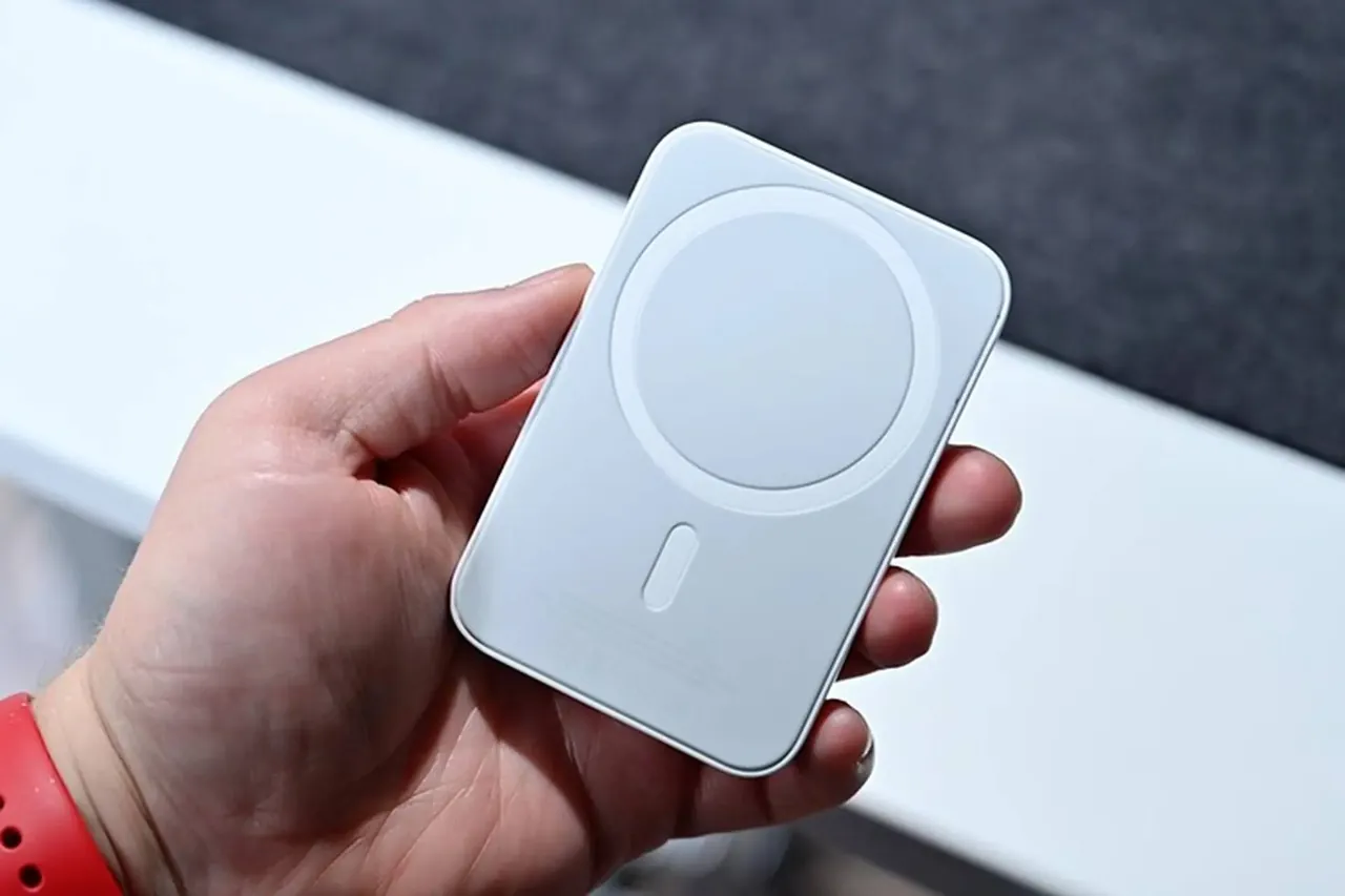 Продаю оригинальный Apple MagSafe Battery Pack Полностью исправен, заряд держит отлично Надёжно фи…