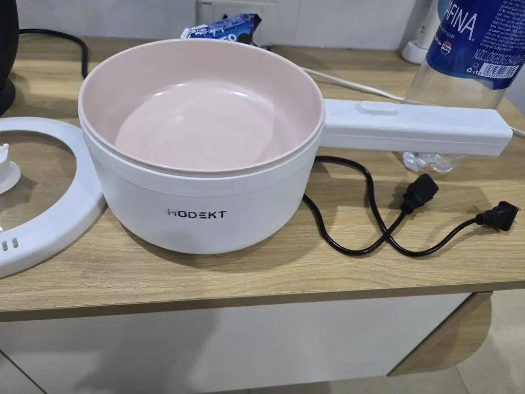 Продам электрическую сковородку - 100к. Пользовался 2 недели покрытие не пригорает, 2 режима средни…