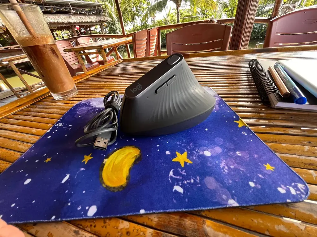(Дананг) Продам Logitech MX Vertical Advanced — 4000 DPI, USB Type-C.