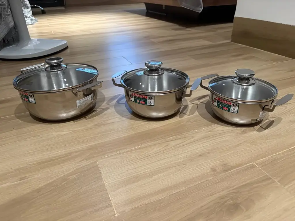 Продам набор кастрюль, 3 шт, разного размера - 16, 18, 22 см, новые, в использовании не были
