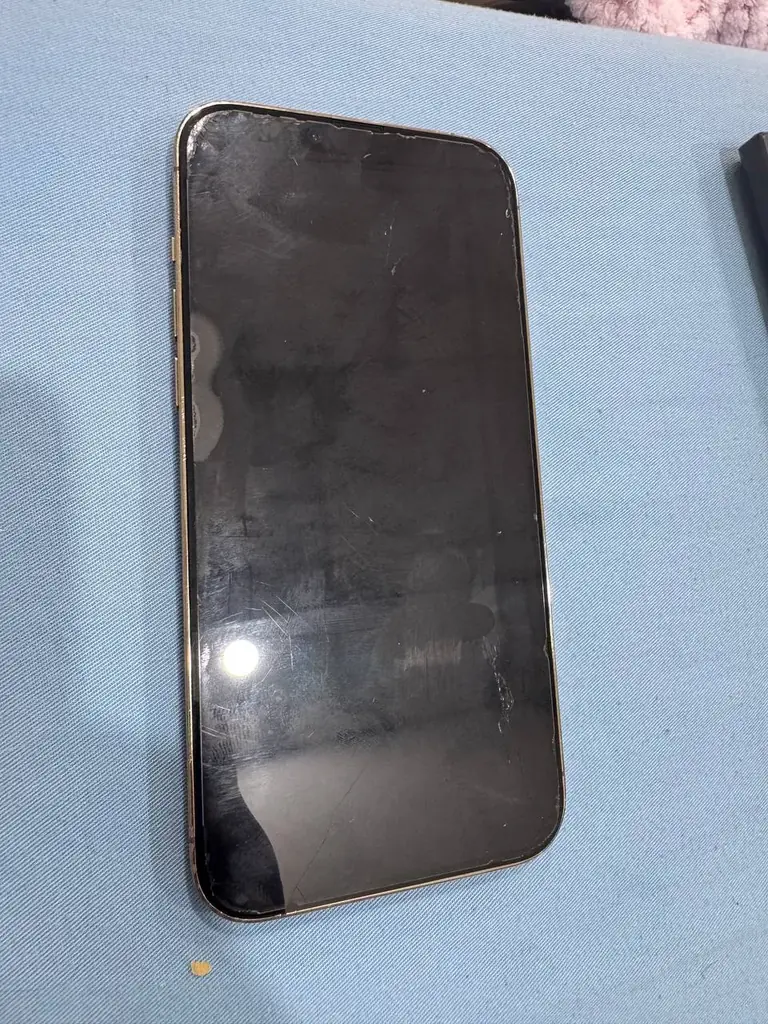 Продаю iPhone 13 Pro Max, золотой. Аккумулятор 100%, есть небольшие царапины. 7.000.000vnd