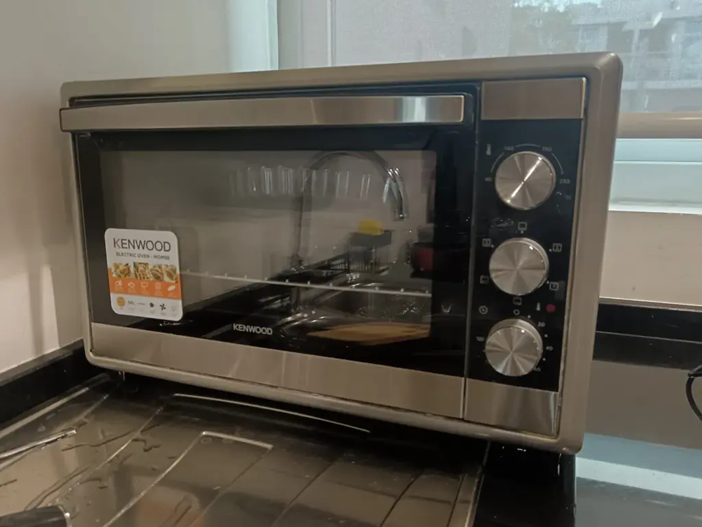Продаю настольную электрическую мини-печь Kenwood (модель: MOM56) серебристого цвета.