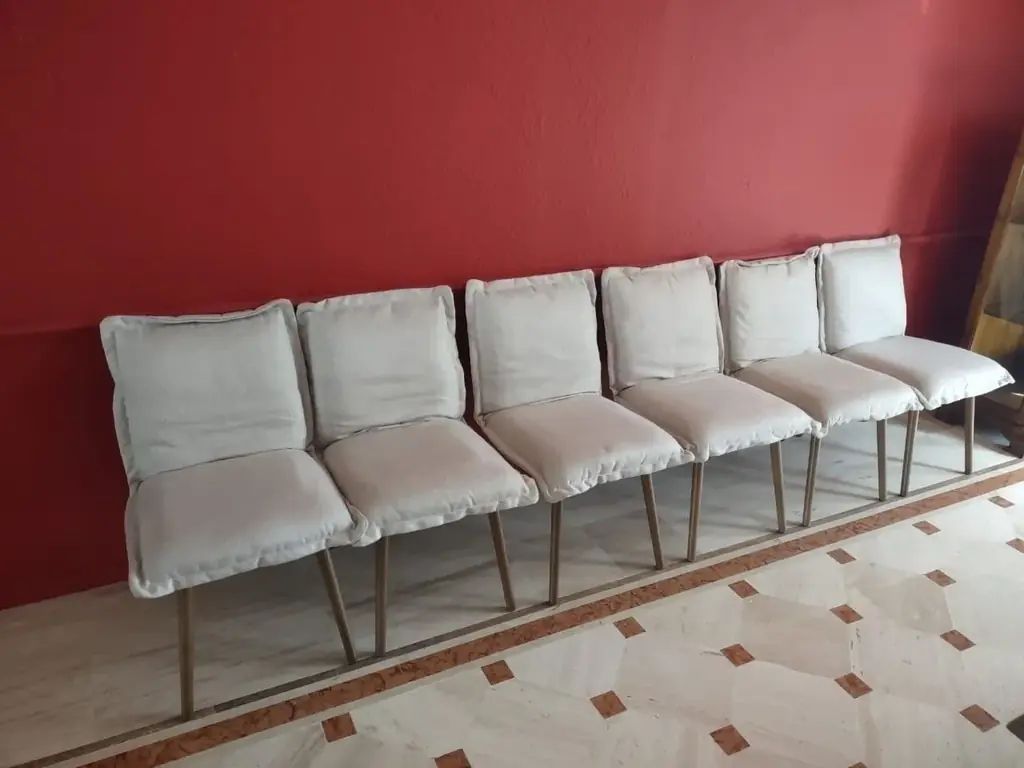 Продаются 6 стульев IKEA, 500 дирхам.