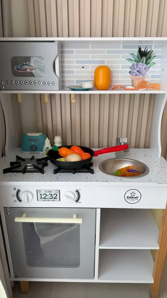 Детская кухня и игрушки