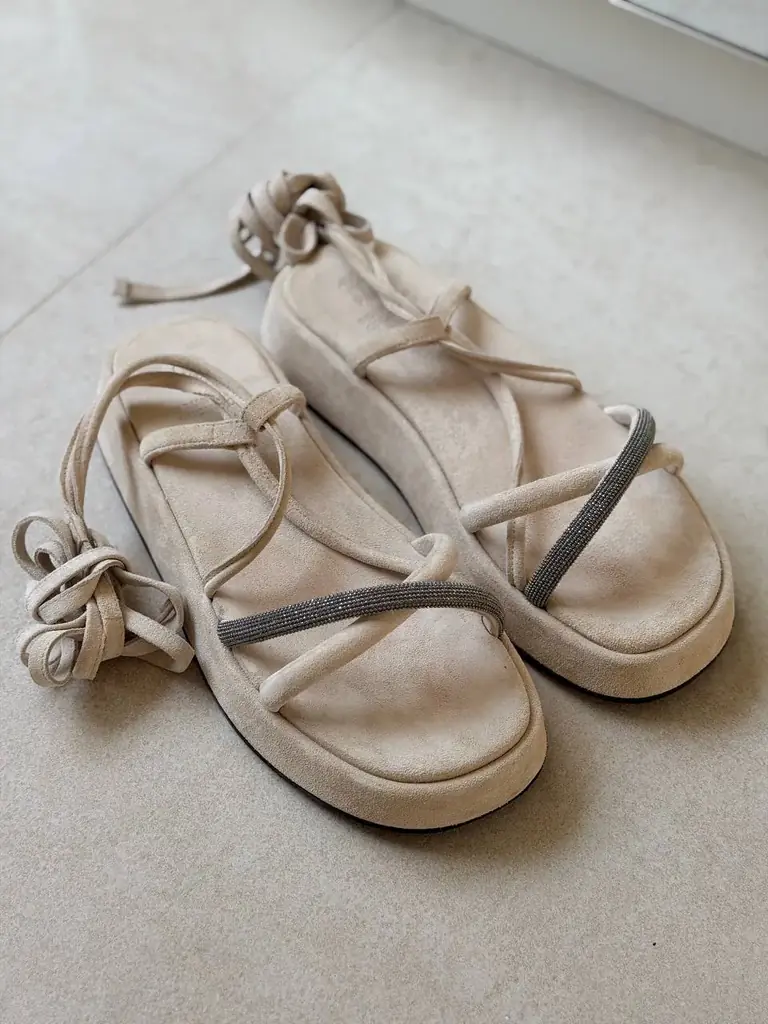 Продам Brunello Cucinelli Women’s Brown suede thong sandals with monili. Новые такие модели обычно …