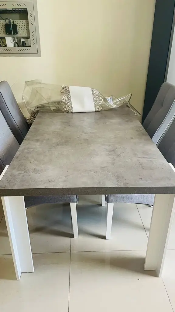 Продаю 2 стола и 6 шт стульев за 500aed