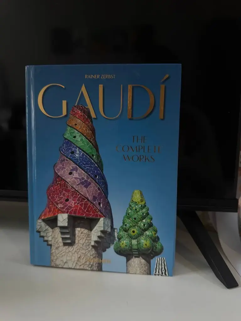 Абсолютно новая книга GAUDI