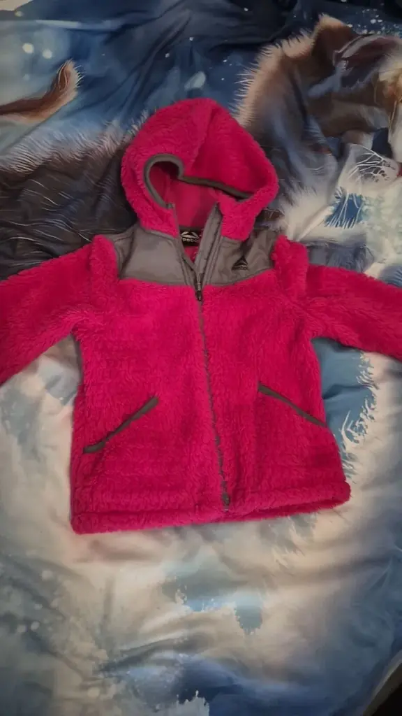 Куртка на 3 года. 20 дирхам. Дубай Марина
