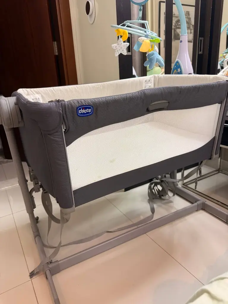 Продам удобную приставную кроватку Chicco Next2Me в хорошем состоянии.