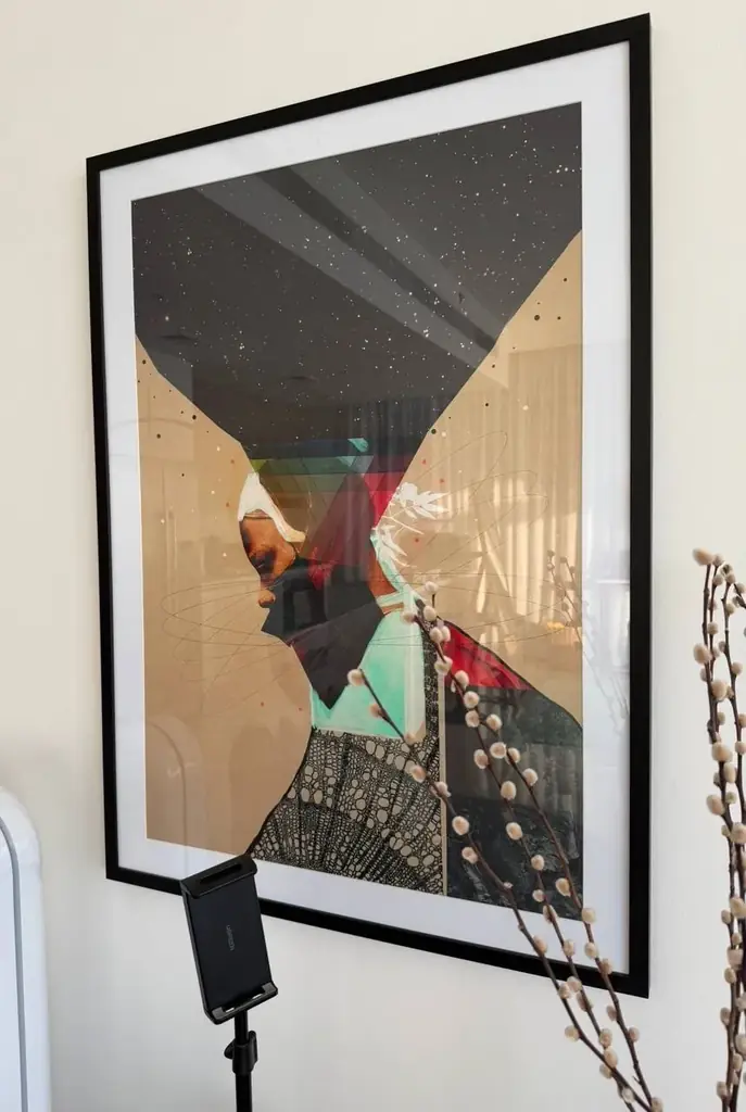 Картины, каждая 250 aed.