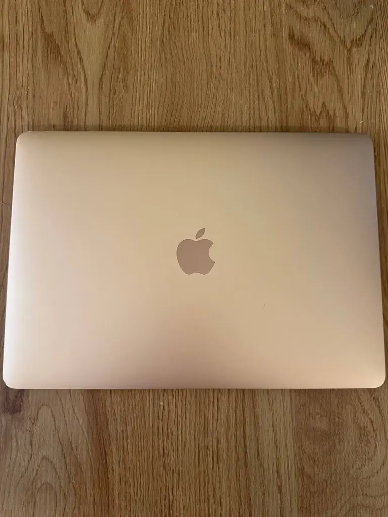 Продам MacBook Air 13 дюймов 2020 года в цвете Rose Gold (Розовое золото).
