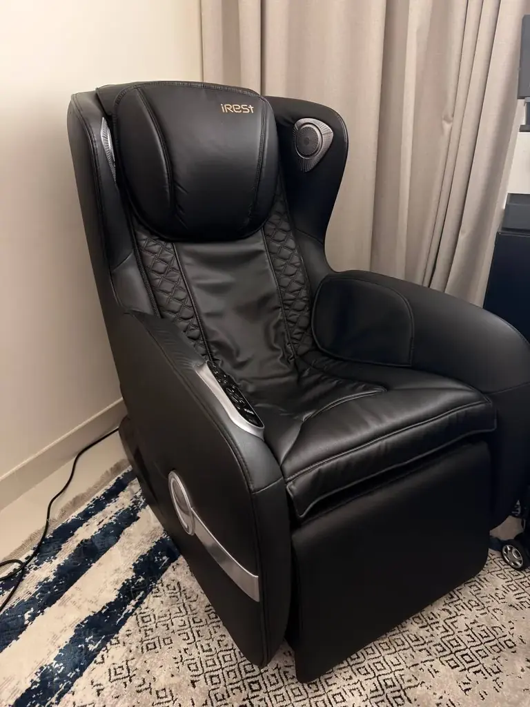 Массажное кресло, состояние идеальное, цена 900 aed.