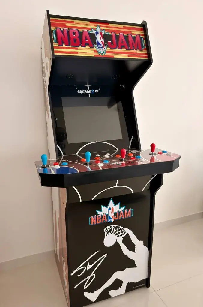 Arcade Game (новая) один раз включали ) 1500 aed.