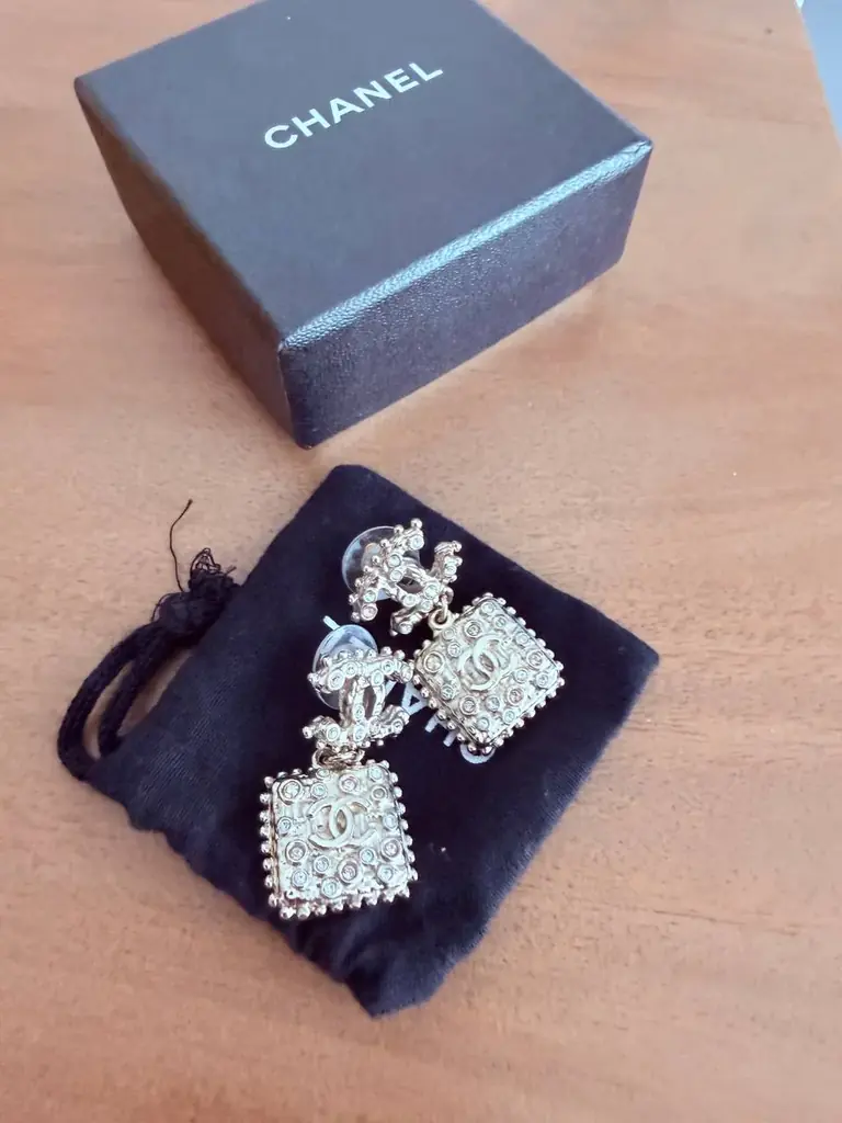 Сережки Chanel 1000 aed