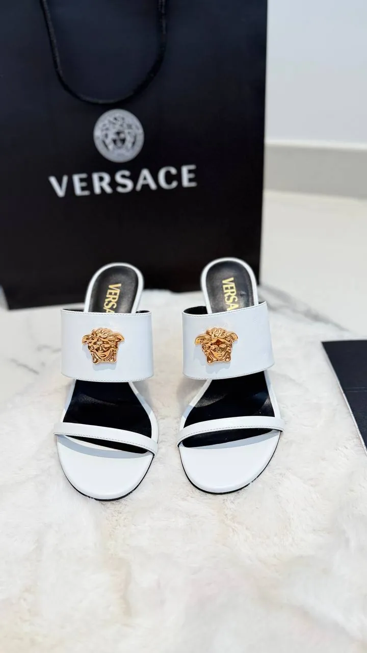 Продам, новые босоножки от Versace ( оригинал)размер 37. Вся упаковка. Есть чеки.