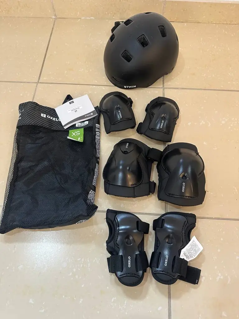 Шлем + полный комплект защиты Oxelo (Decathlon), размер XS