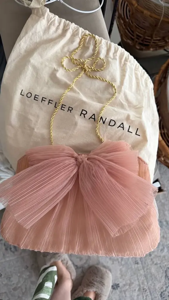 Красивый клатч от бренда американского Loeffler Randall