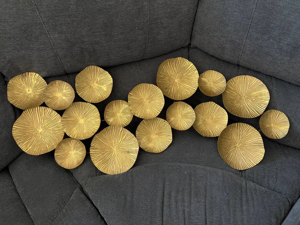 1. металлический настенный декор с золотыми листьями/лотосами - 150 AED