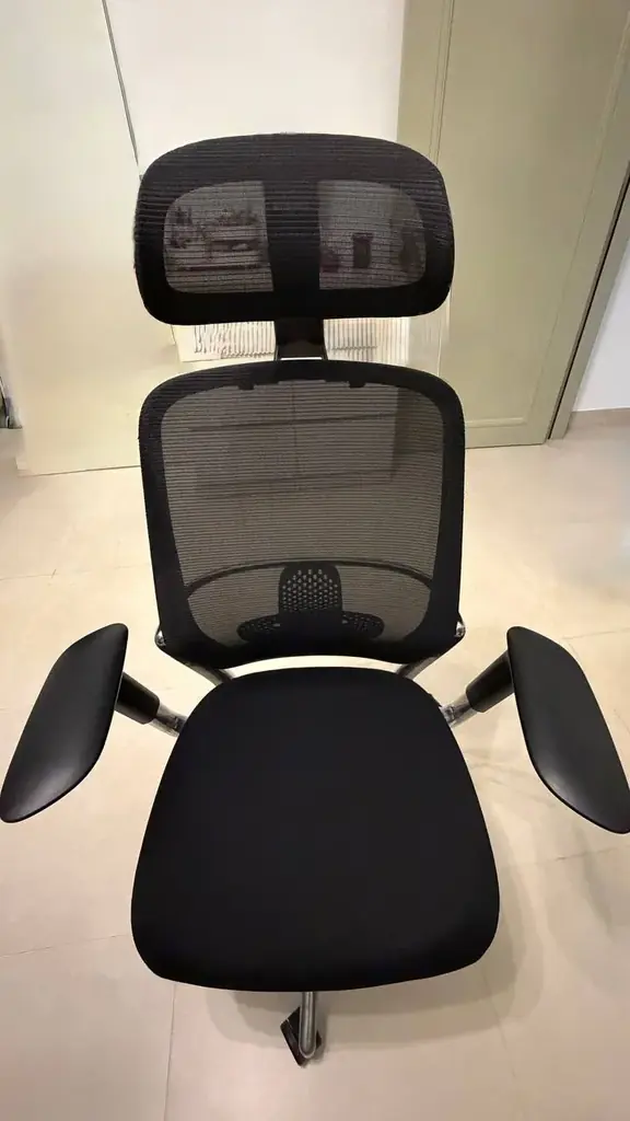 Продаю кресло офисное/геймерское. В очень хорошем состоянии. Цена 150 Aed