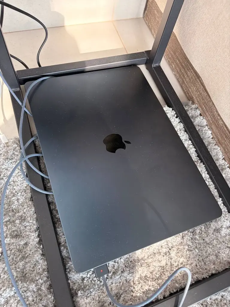 MacBook Air 16/512 m2 . В хорошем состояние. Коробка комплект .3000 aed