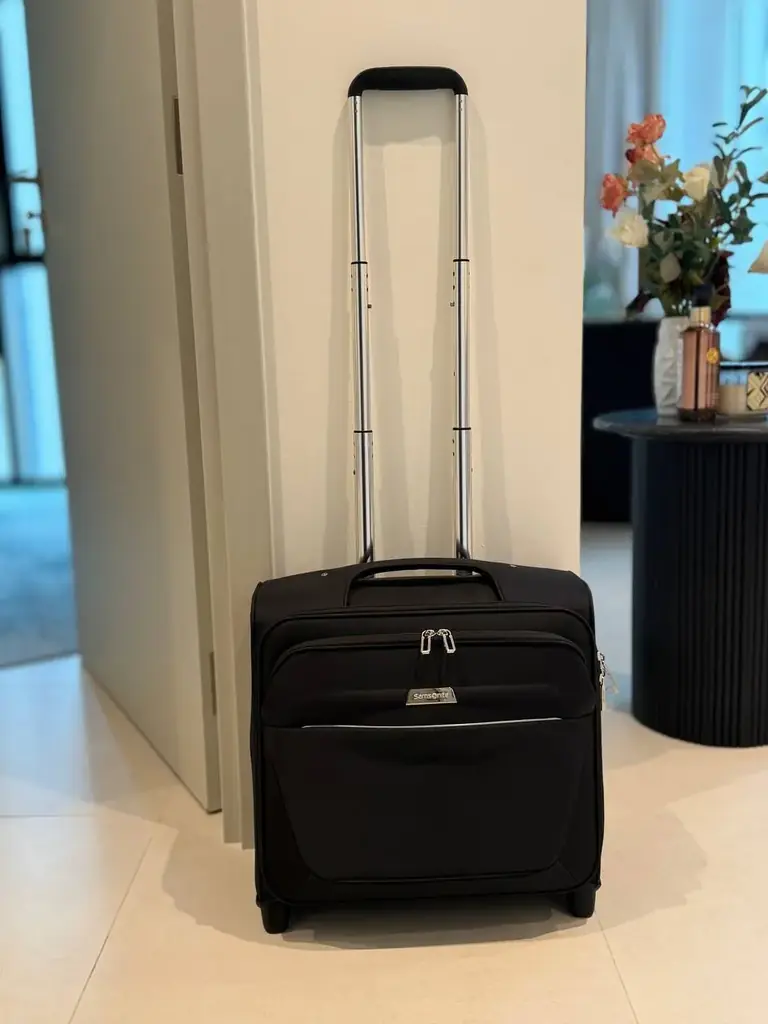 Продаю чемодан Samsonite GuardIT 2.0 Rolling Tote — почти новый.