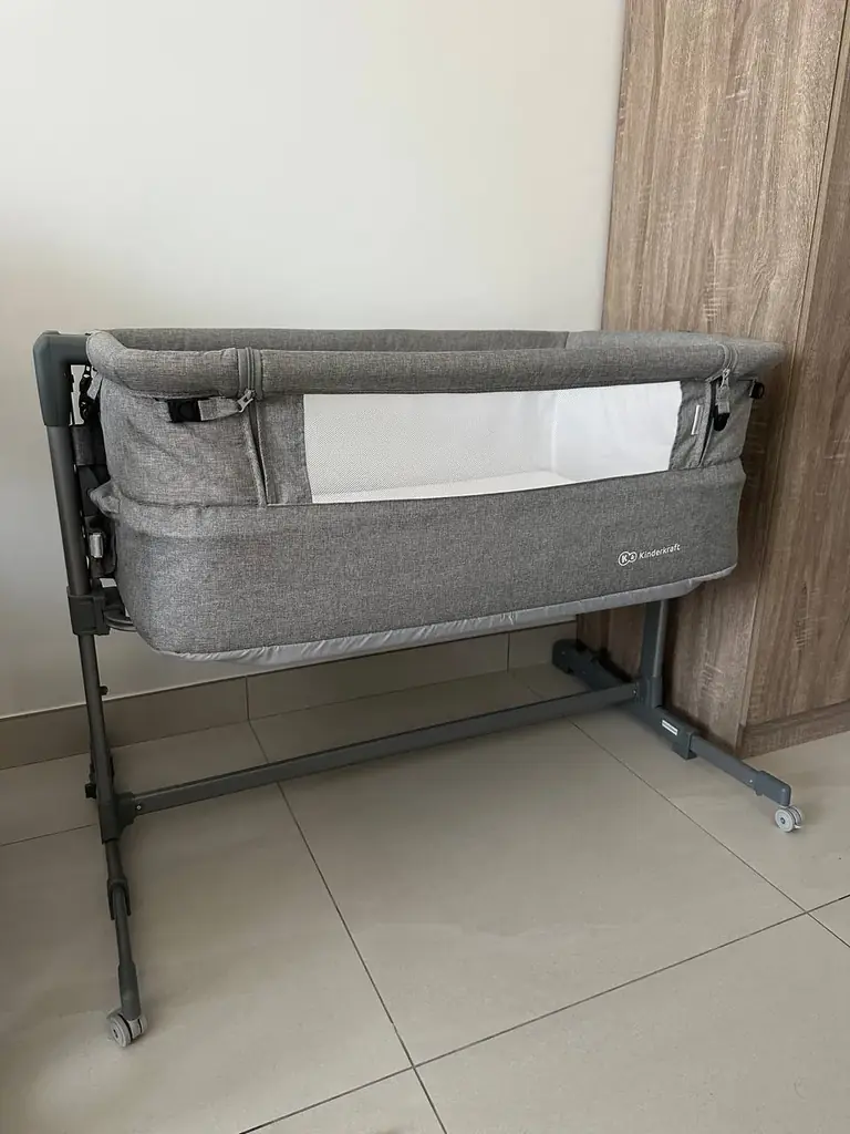 1. Продаю приставную кроватку в отличном состоянии Kindercraft Neste up.