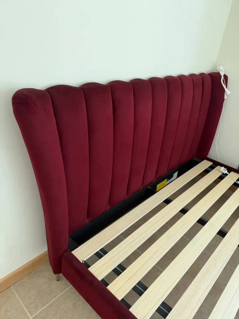 Кровать king size бордовая велюровая в отличном состоянии 180х210 (без матраса)