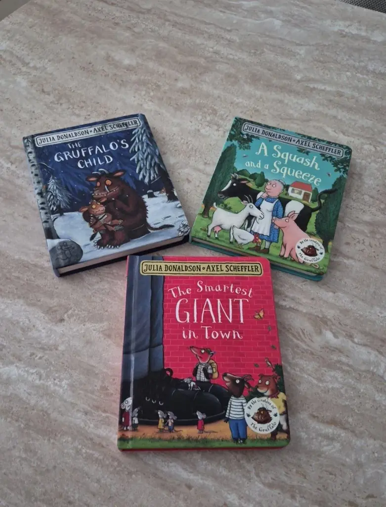 Книги по 20 дирхам. Дубай Марина