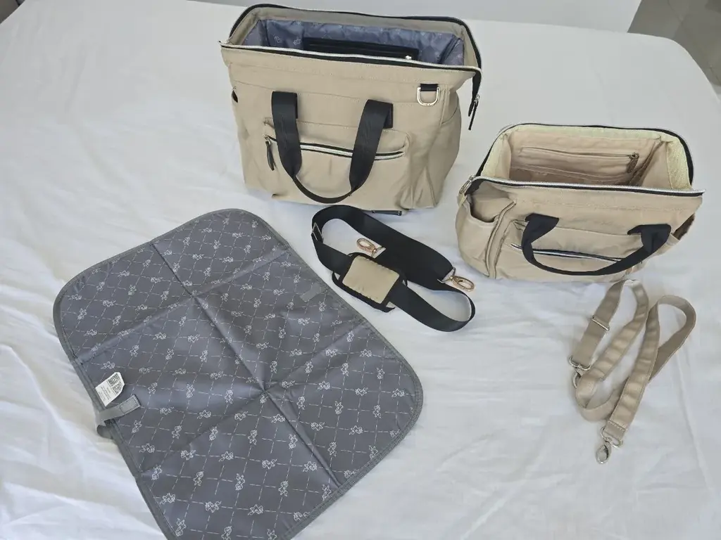 Продаю 2 сумки (Diaper bag) большую и маленькую, бренди Little story. AED 100 за ОБЕ