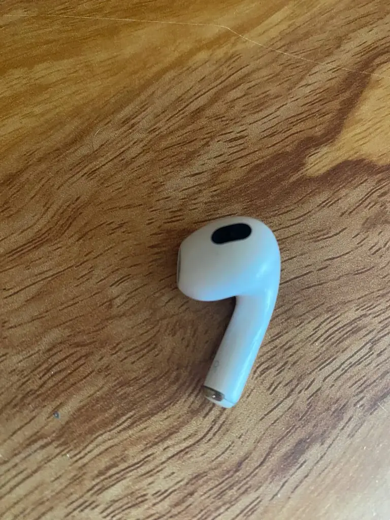 AirPods правый наушник 60 дирхам