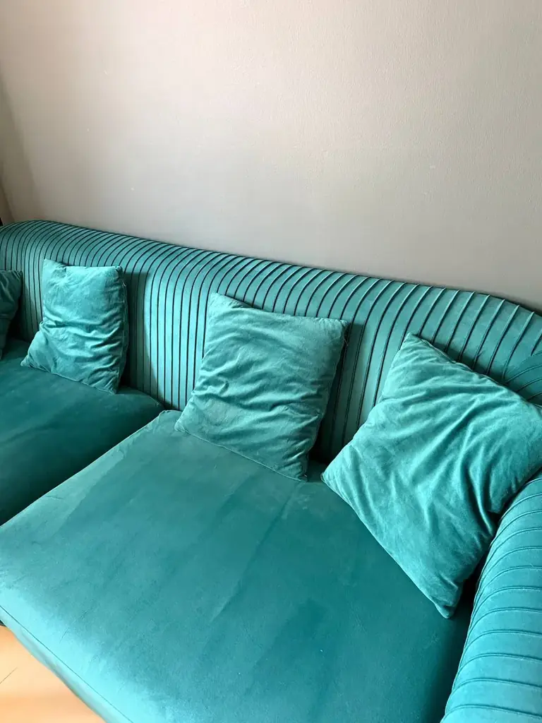 остался один диван! 235x90, удобный, 150 дирхам, забирать из Greens