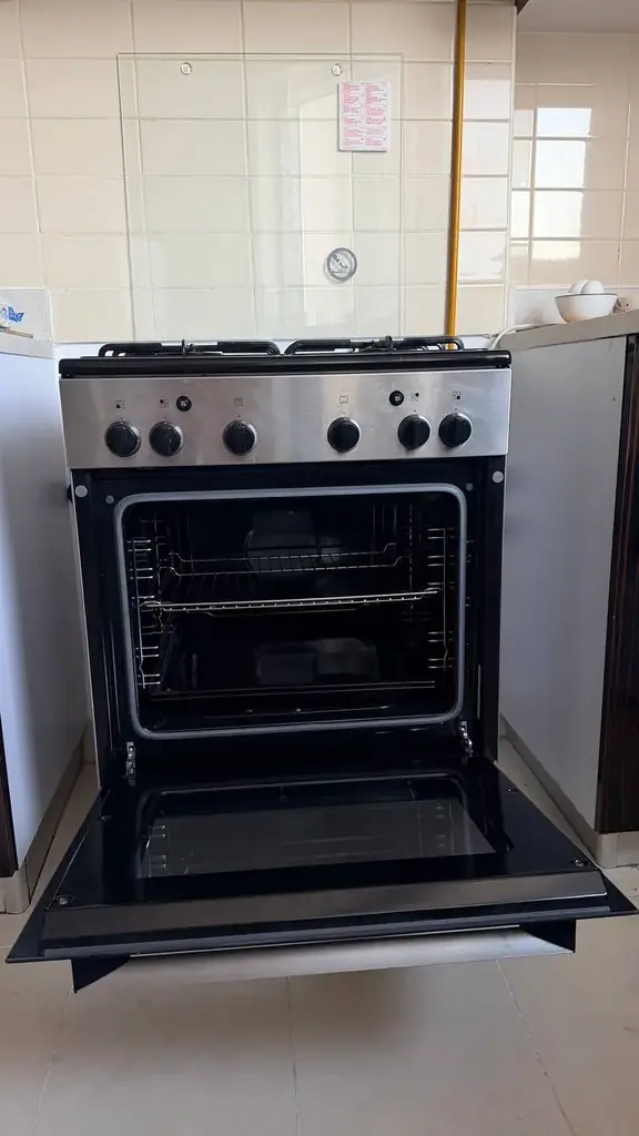 Gas cooker Siemens, price 500 aed.