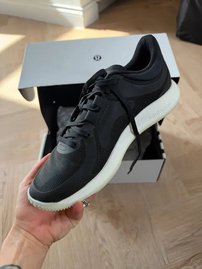 Новые кроссовки lululemon, 41 размер, 170дирхам, sports city
