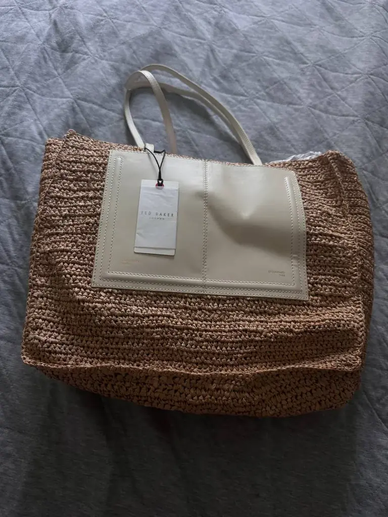 Сумка Ted baker новая. Покупала за 750 дирхам . Отдам за 400