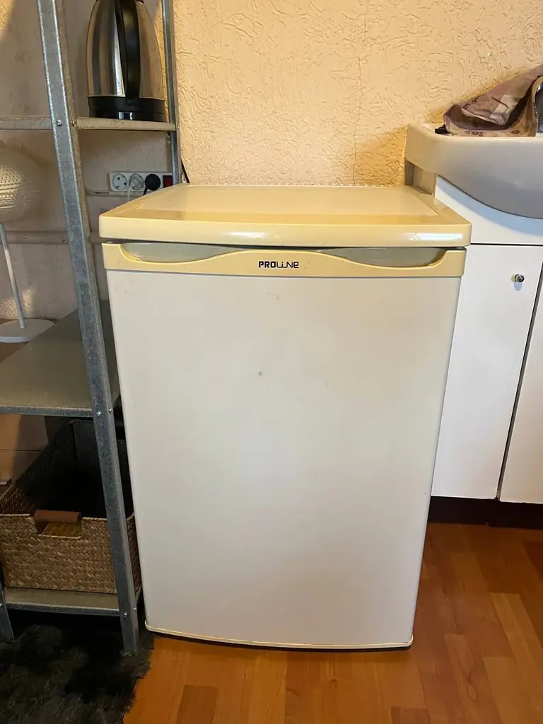 Selling a clean, fully working compact fridge, perfect for student rooms, studios, or as an extra u…
