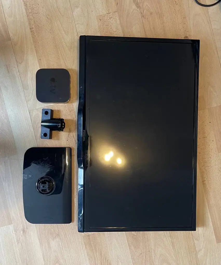 Selling 32” Philips monitor / TV with Apple TV for €70 negotiable