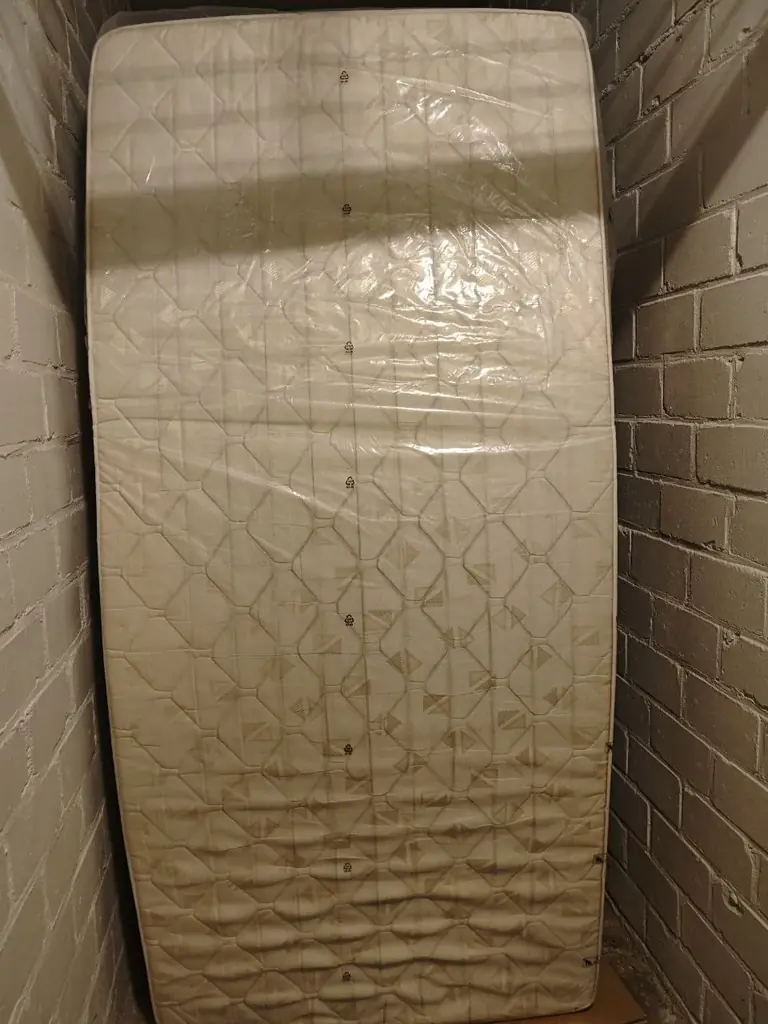 2 single bed mattress in good condition for sale, 15 euro each