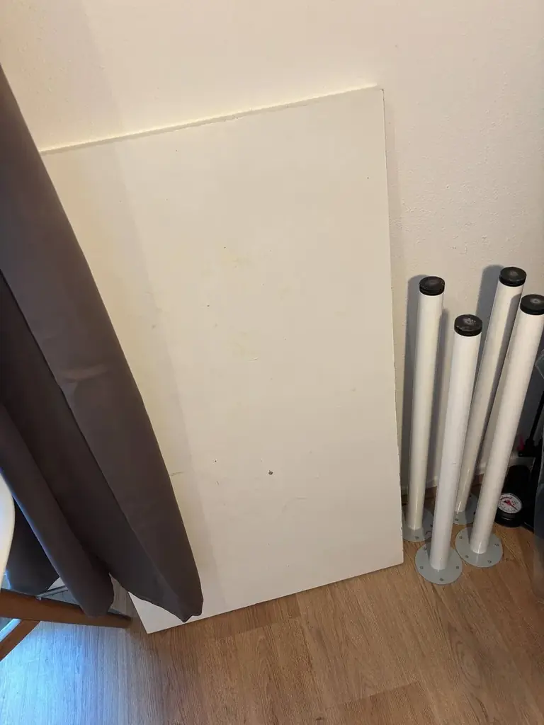 ikea desk for 8 euros. There are some minor signs of wear on the surface, but they don’t affect its…