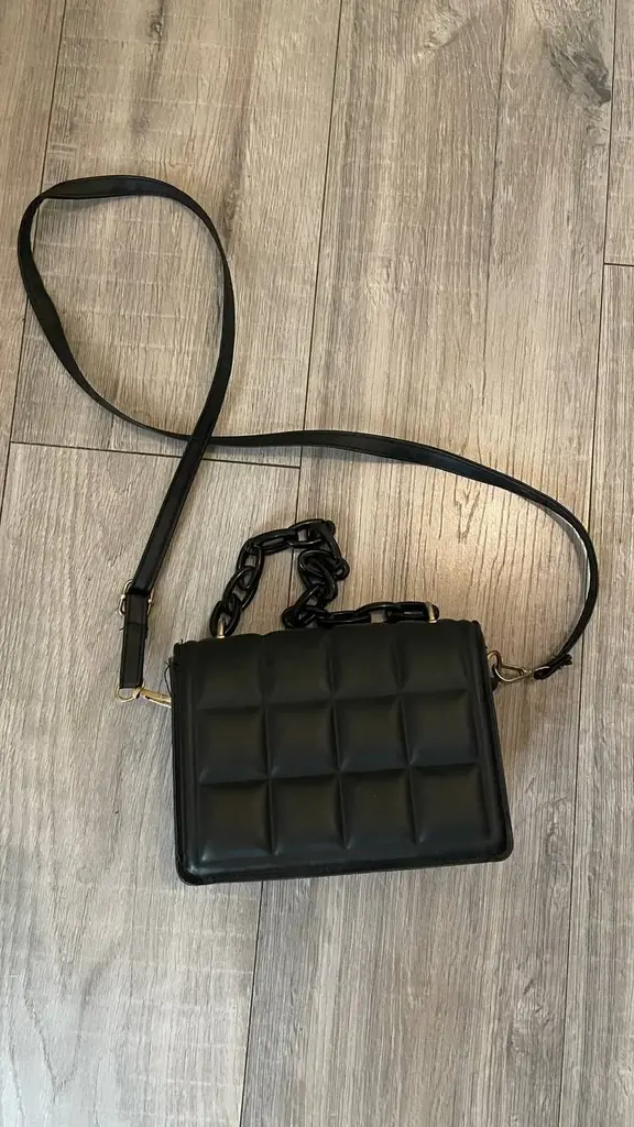 Selling bunch of things after an old roomate, price can be discussed! Purse, small chair, tv screen…