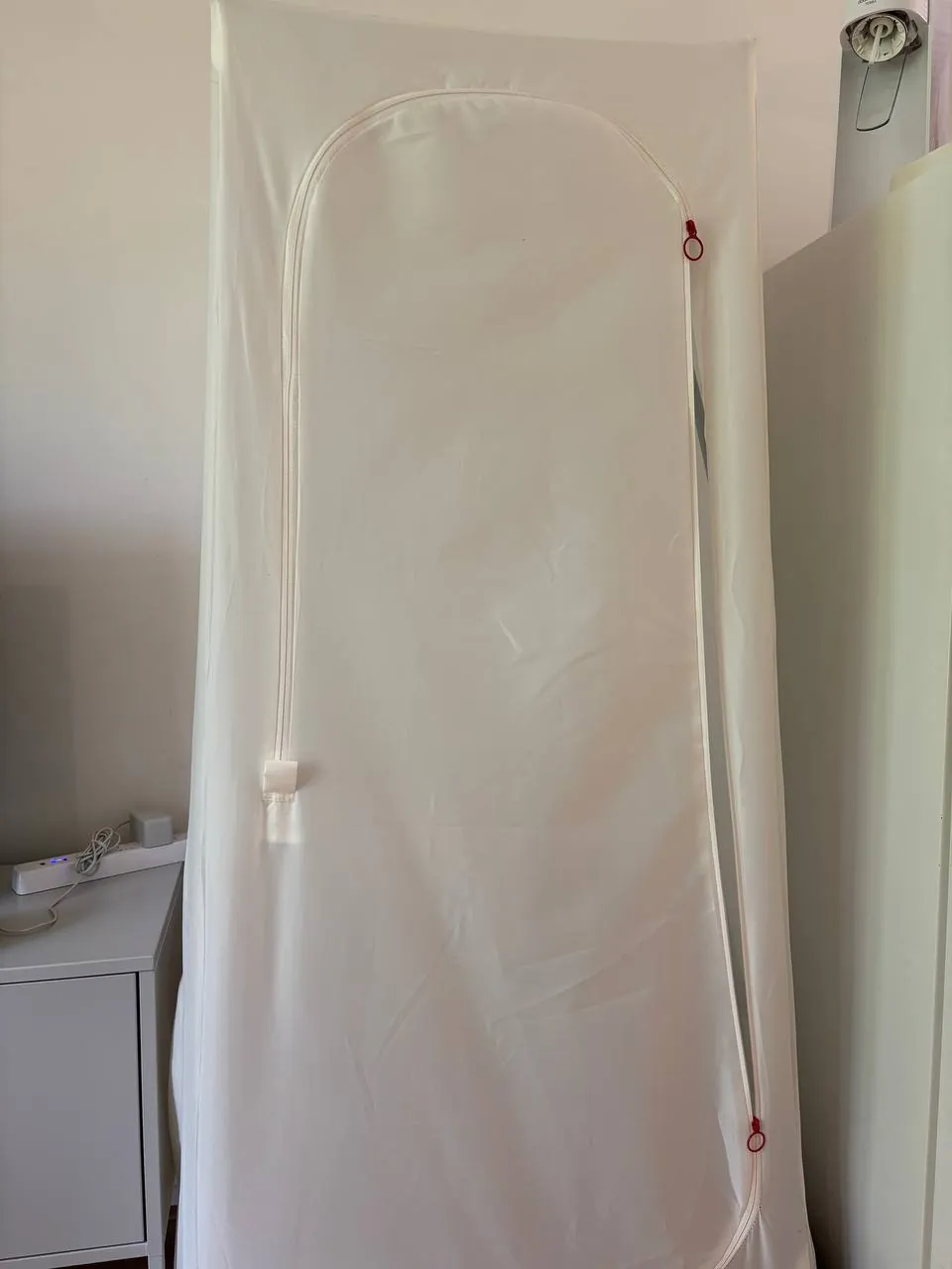 selling this wardrobe for 5euros. Pickup on campus