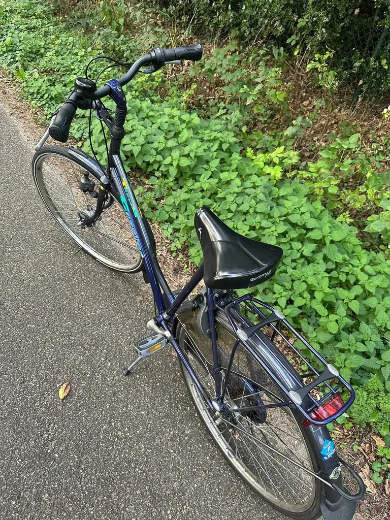 Selling this Gazelle bike, 3 gears with 2 handbrakes + lights- Suitable for people 160–175 cm