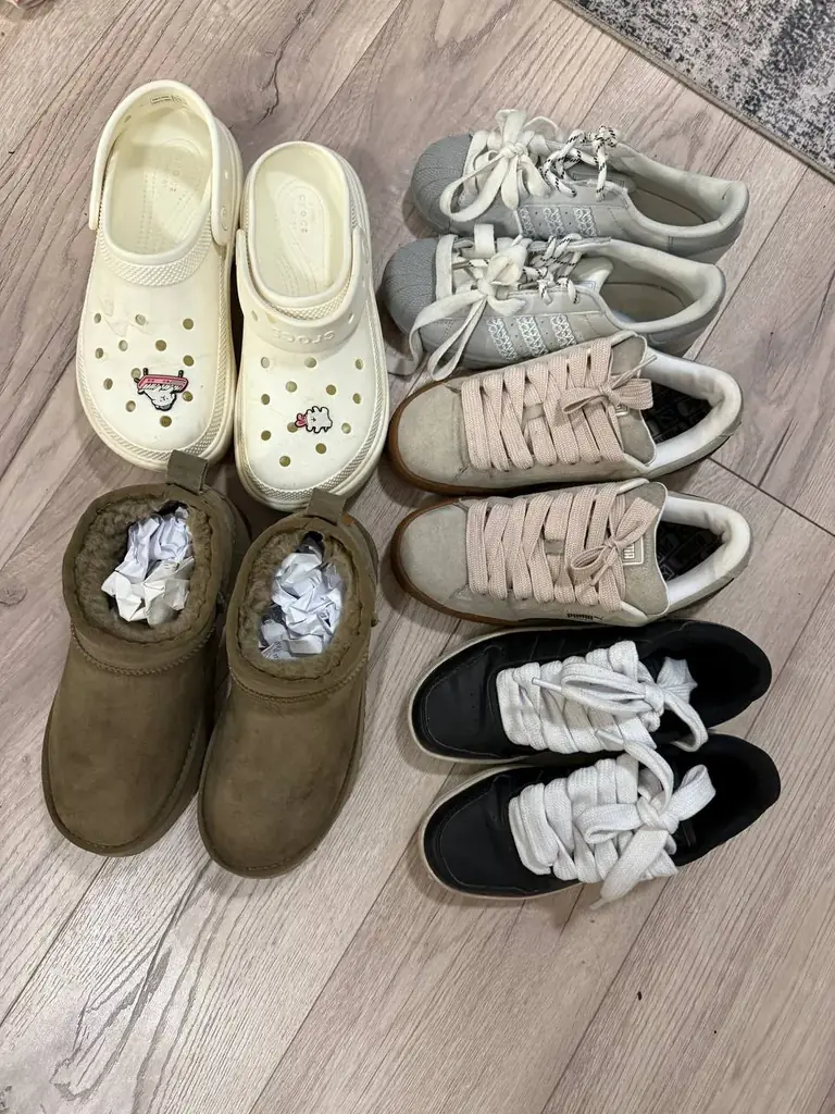 2 pairs of adidas. 1 puma. 1 crocs. 1 uggs. Everything is original except uggs. Each pair for 30€ E…