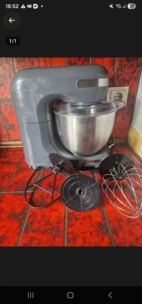 I am selling various kitchen items, namely: a digital air fryer, a stainless steel kettle, two kitc…