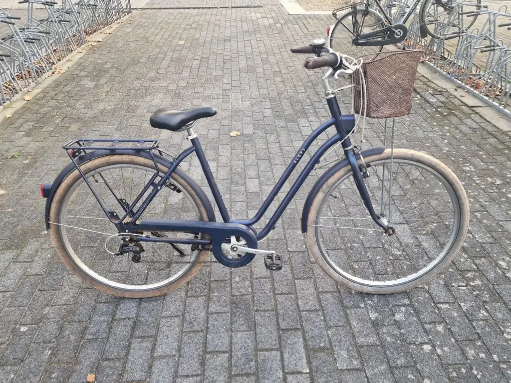 Nice women's bike for sale; it rides very smoothly and lightly, and everything works properly. You …